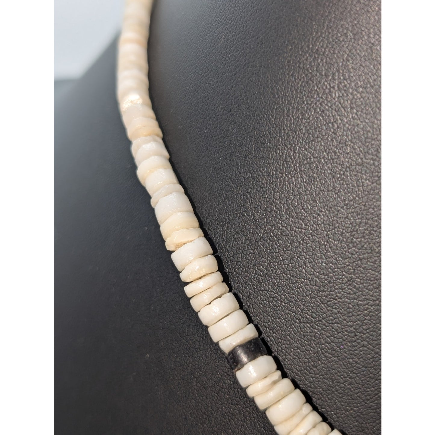 Vintage Carved MOP Island Bird White & Black Accent Shell Bead 18" Necklace