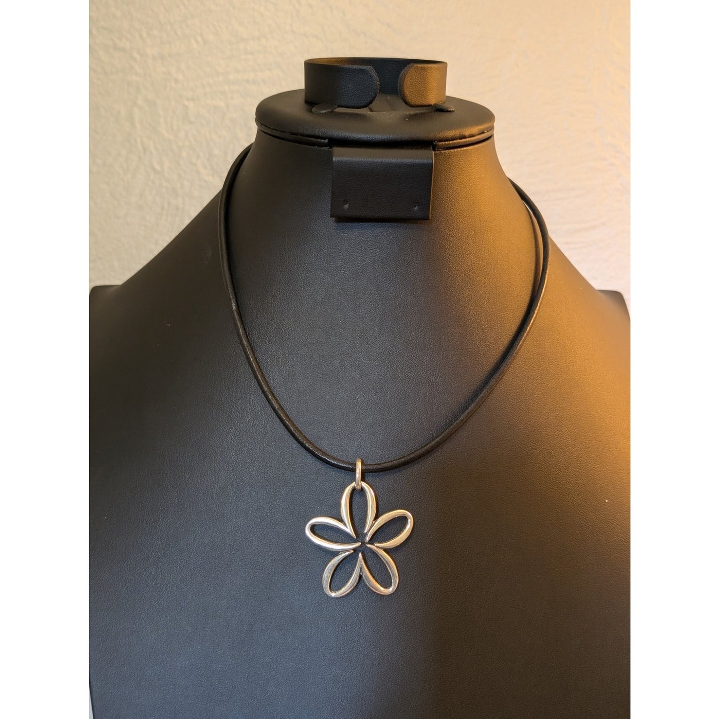 Rare Retired James Avery Sterling Silver Open Daisy Flower Pendant Cord Necklace