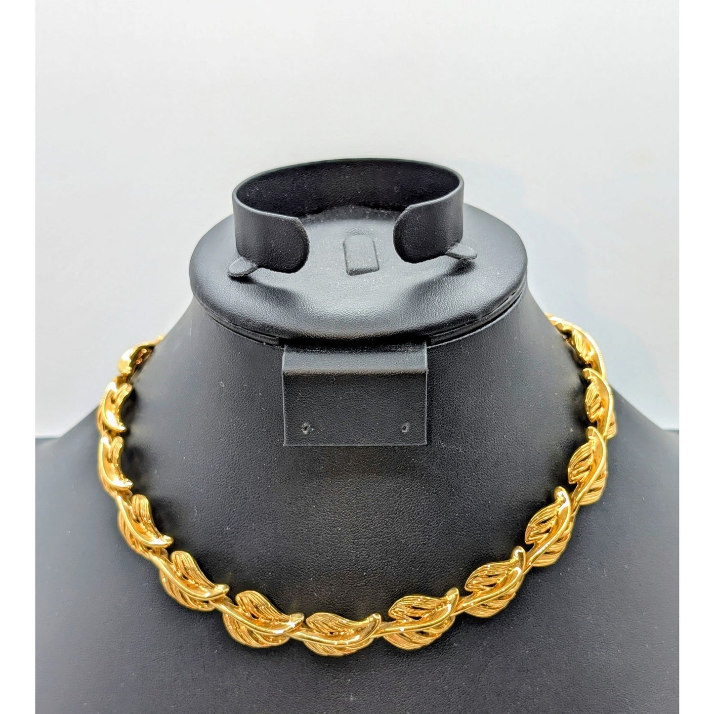 Vintage Napier Signed Gold Tone Leaf Link Fold Over Clasp 16.5" Necklace