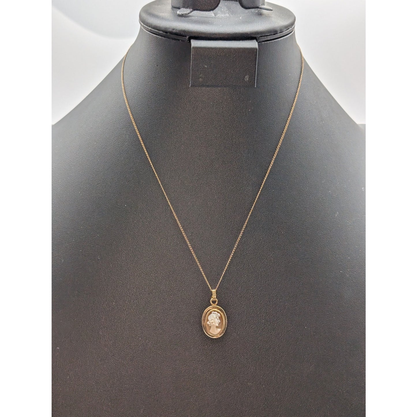 Vintage 12K Yellow Gold Filled Carved Shell Cameo Pendant 18" Necklace