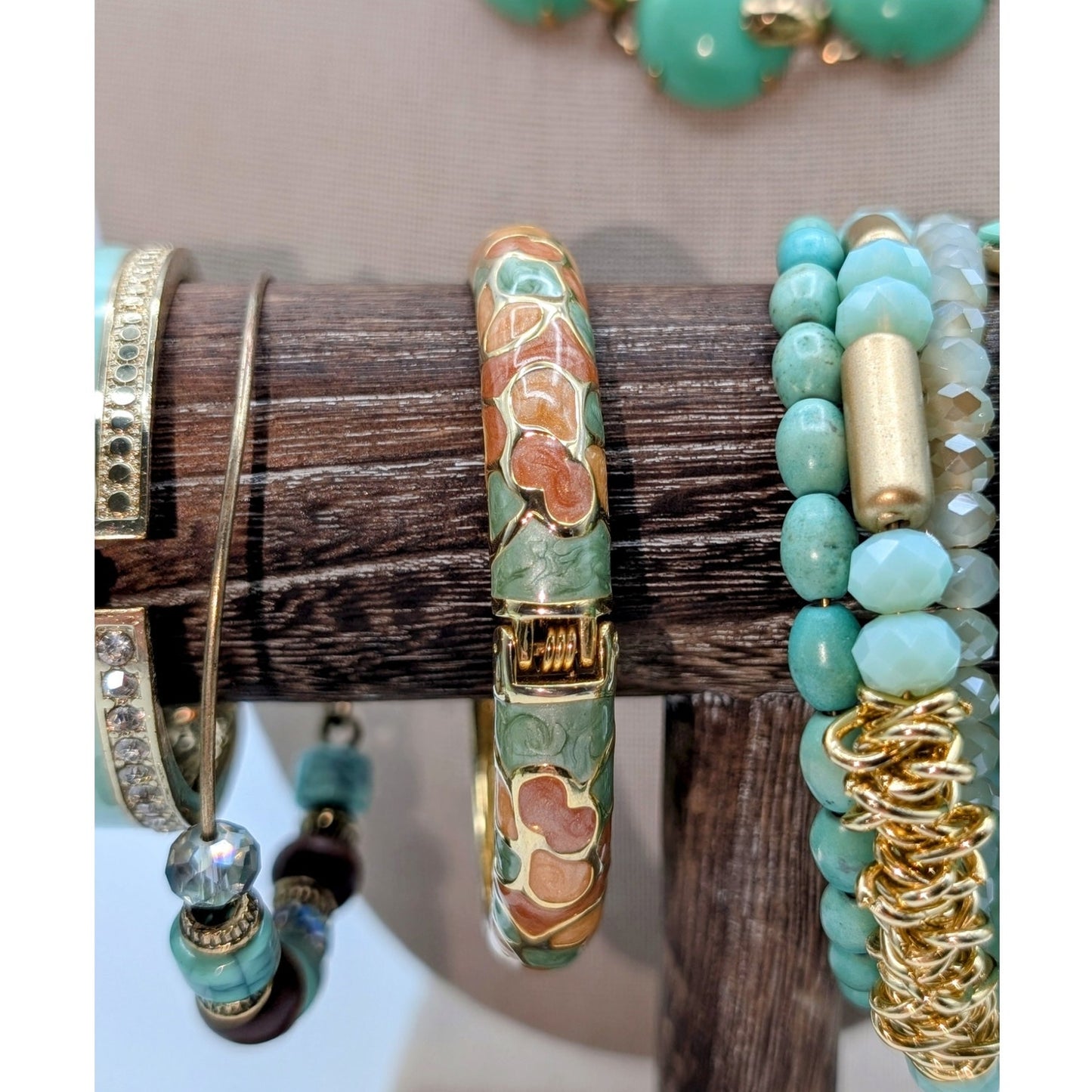 Lot of Seven Mint Gold Tone Coordinating Jewelry Pieces 1 Necklace & 6 Bracelets