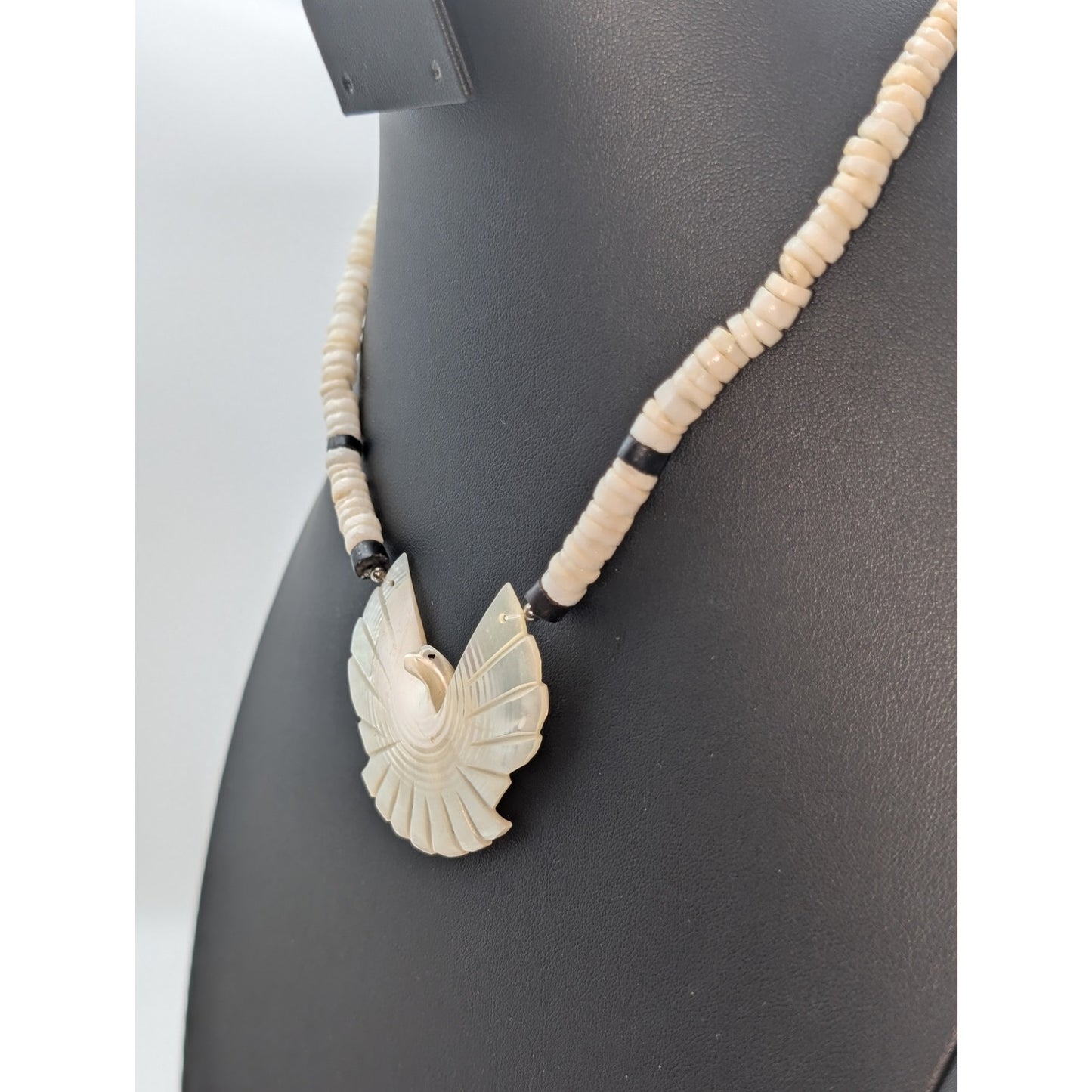 Vintage Carved MOP Island Bird White & Black Accent Shell Bead 18" Necklace
