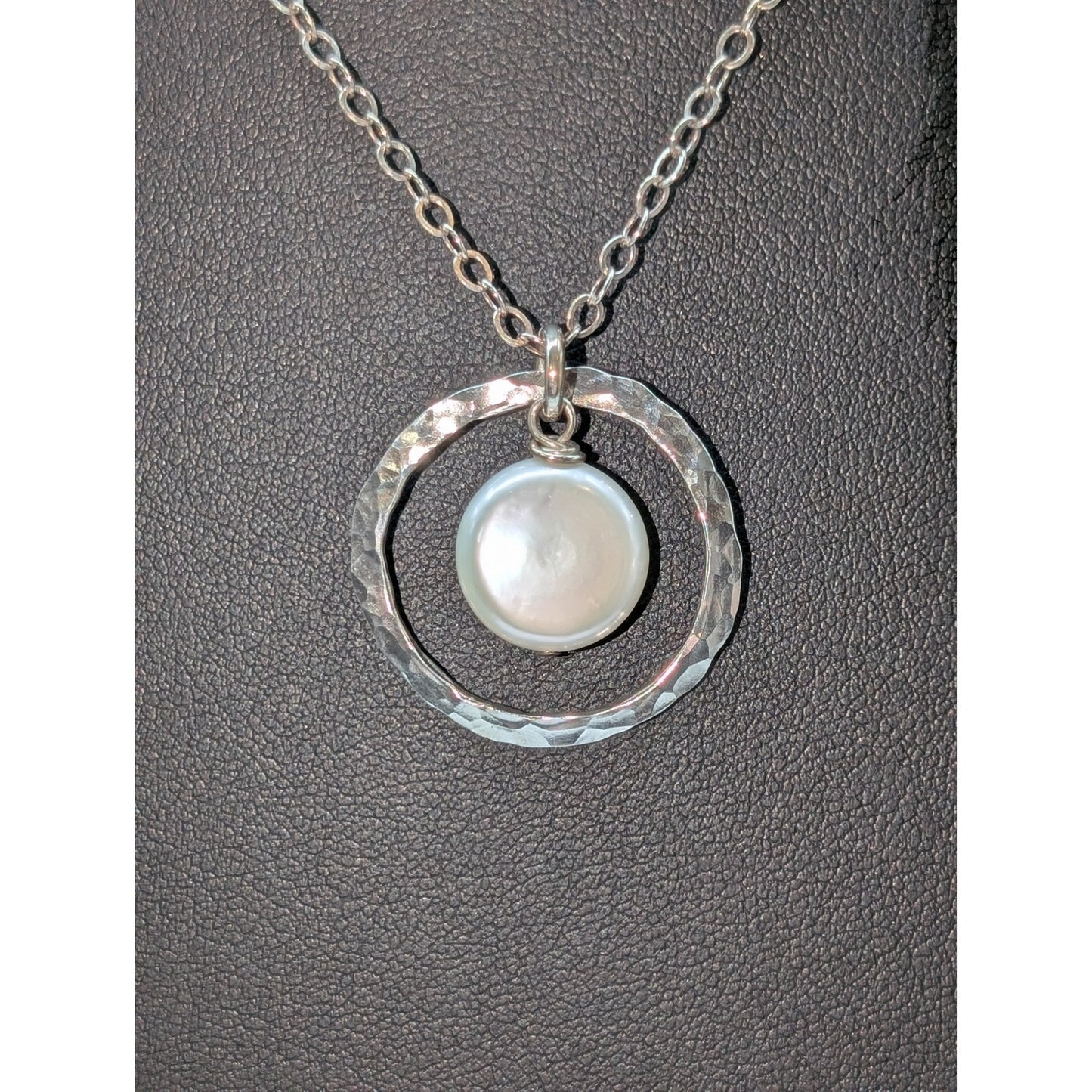 925 Sterling Silver Dangling Pearl In Hammered Circle Pendant Chain Necklace