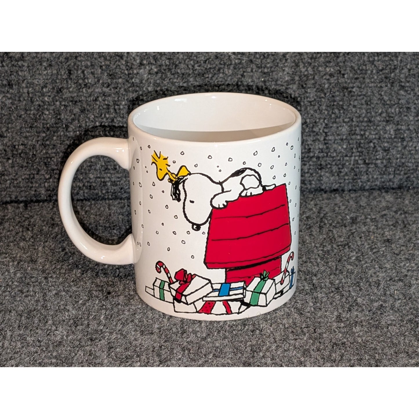 Peanuts Christmas Chillin Snoopy on Dog House Ceramic 20 oz. Coffee Tea Mug Cup