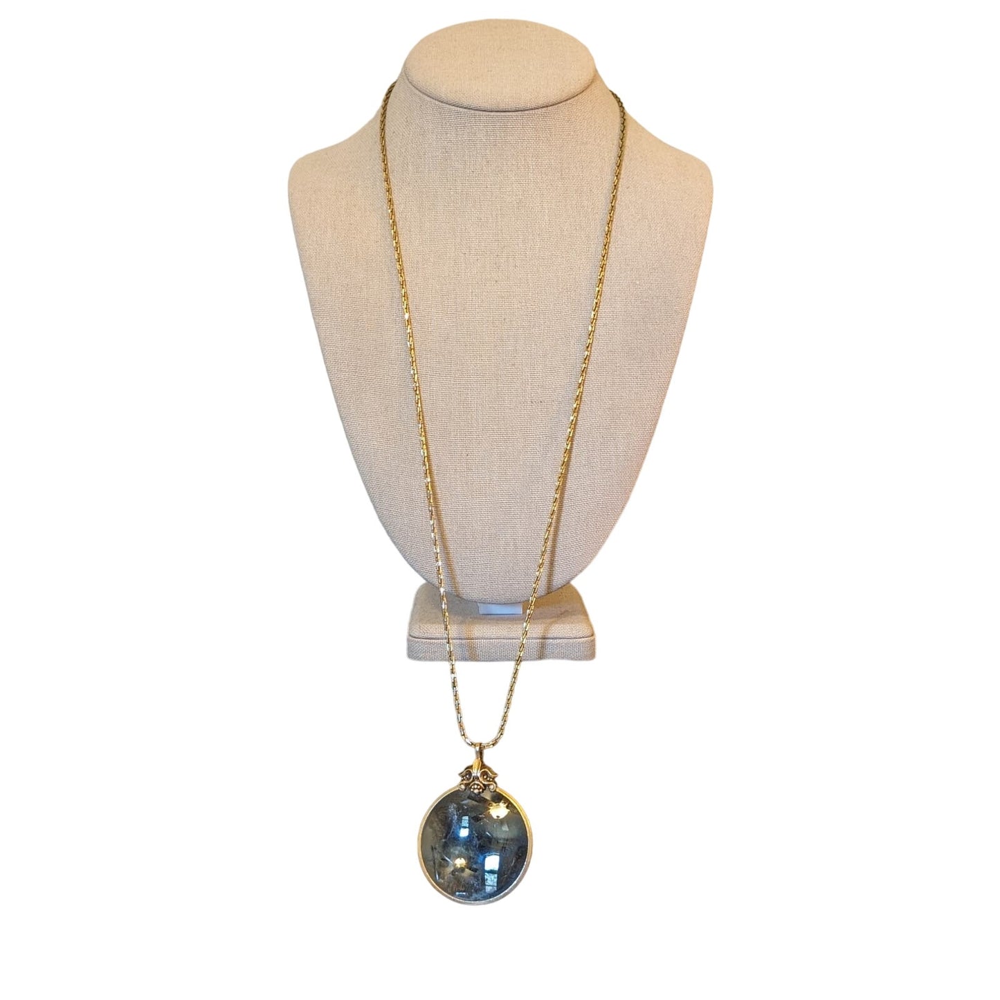 Vintage 1976 Signed Avon Magnifying Glass Pendant Necklace on 30" Monet Chain