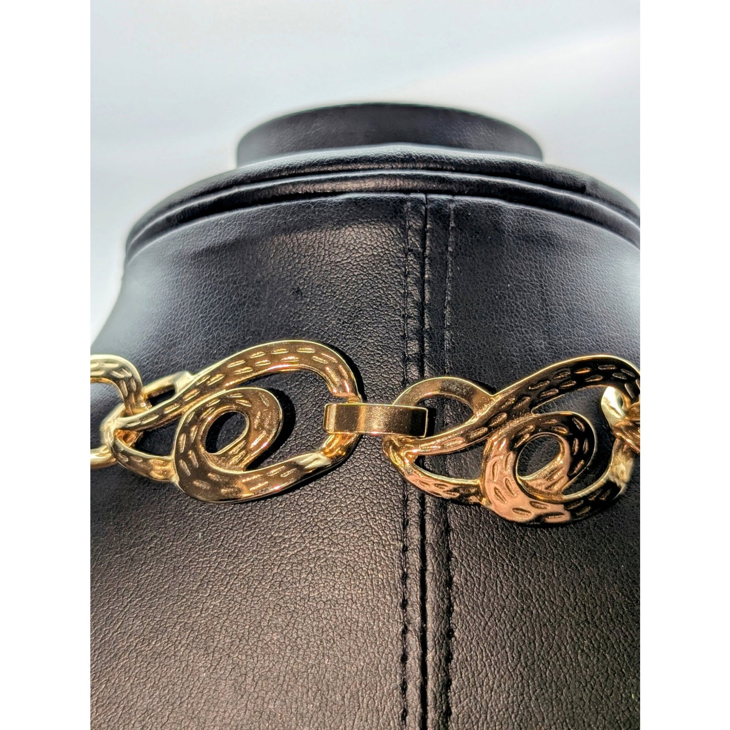 VTG Gold Tone Striated Dash Design Swirl Chain Link 17.5" Fold Over ClaspChoker
