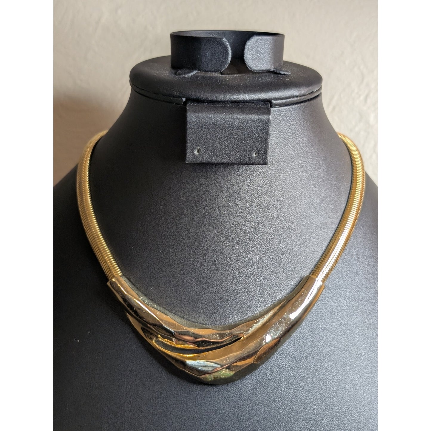 Vintage 80s Hammered Overlapping Triangle Stretchy Gold Tone Omega Necklace