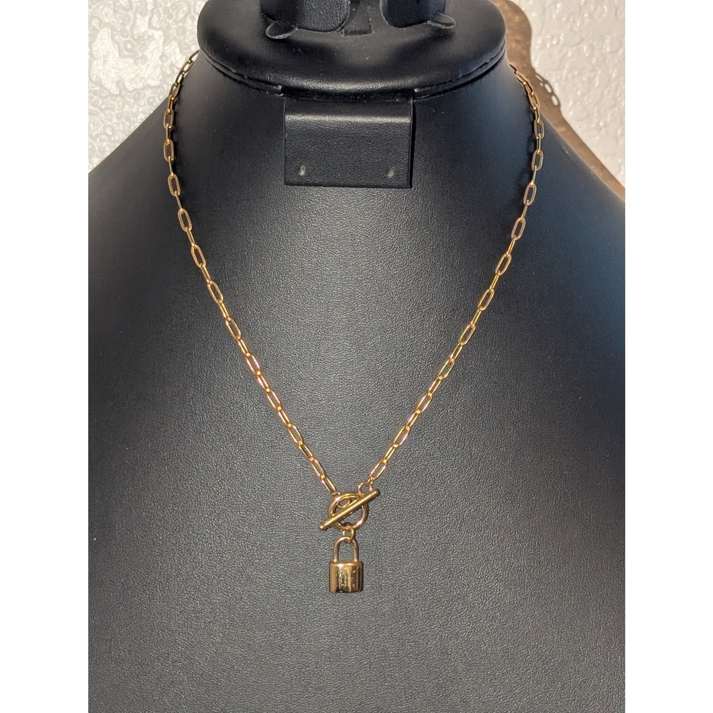 Gold Tone Paper Clip Lock Pendant Toggle Clasp 17.5" Necklace
