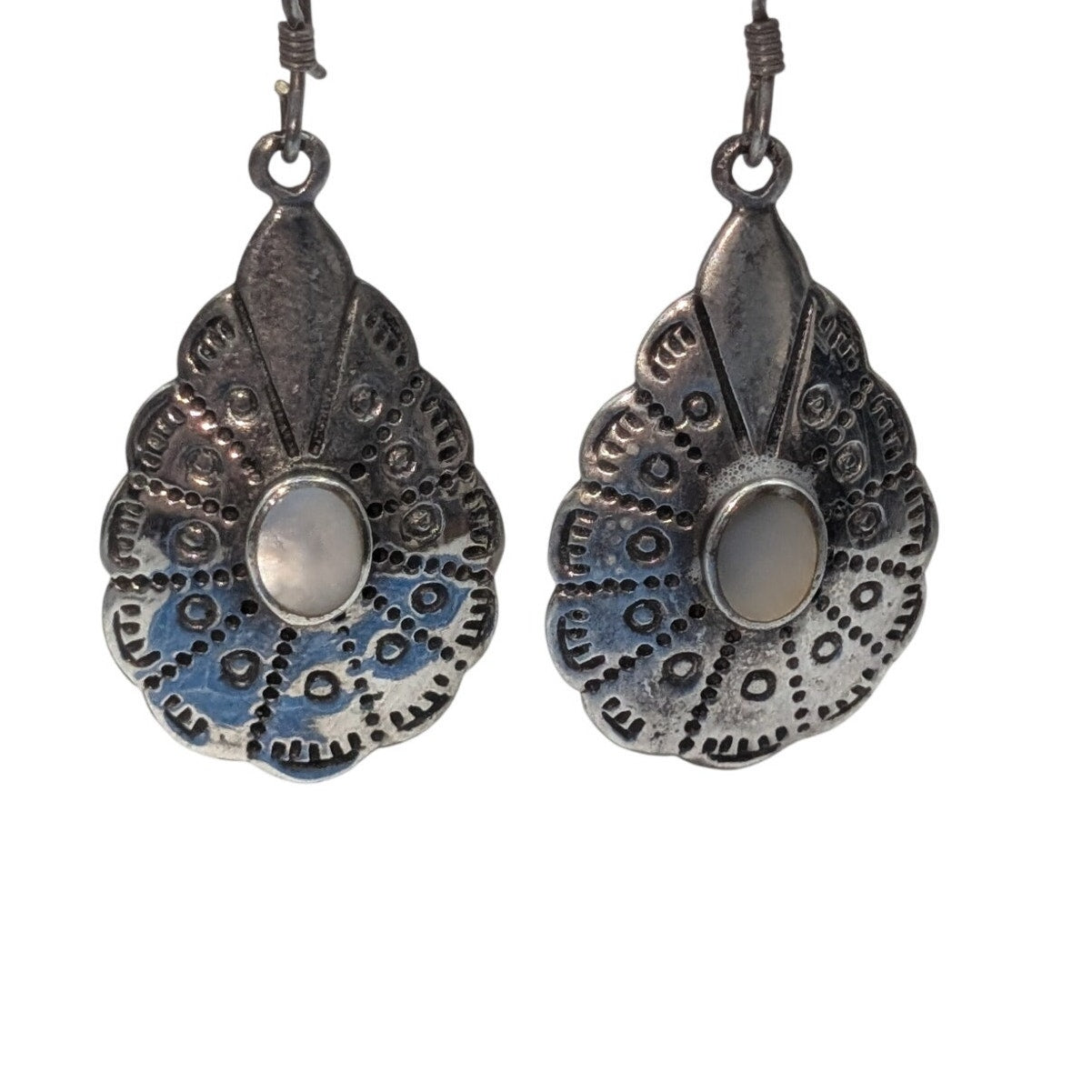 Vtg 925 Sterling Mother of Pearl Teardrop Etched Scalloped Edge Dangle Earrings