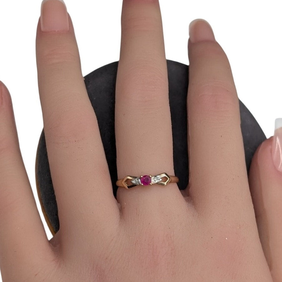 Vtg AAJ Natural Red Ruby Precious Gemstone 10K Yellow White Gold Ring Sz 6.75