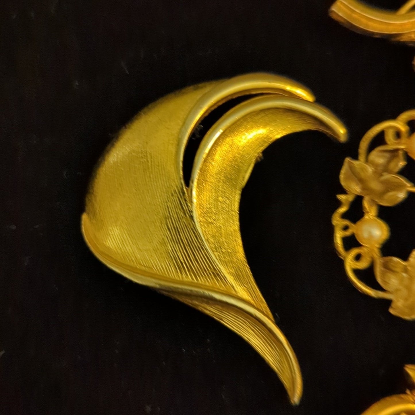 Lot of Five Vintage & Modern Gold Tone Brooches