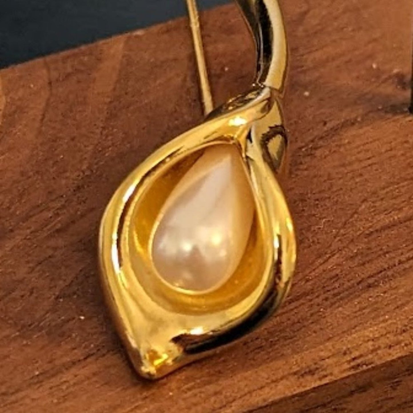 Vintage Avon Gold Tone Calla Faux Pearl Lily Brooch