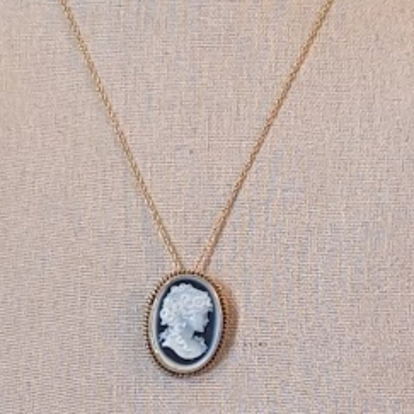 Vintage Antique Estate Cameo Pendant/Brooch Set in 14k on 14k Gold Chain