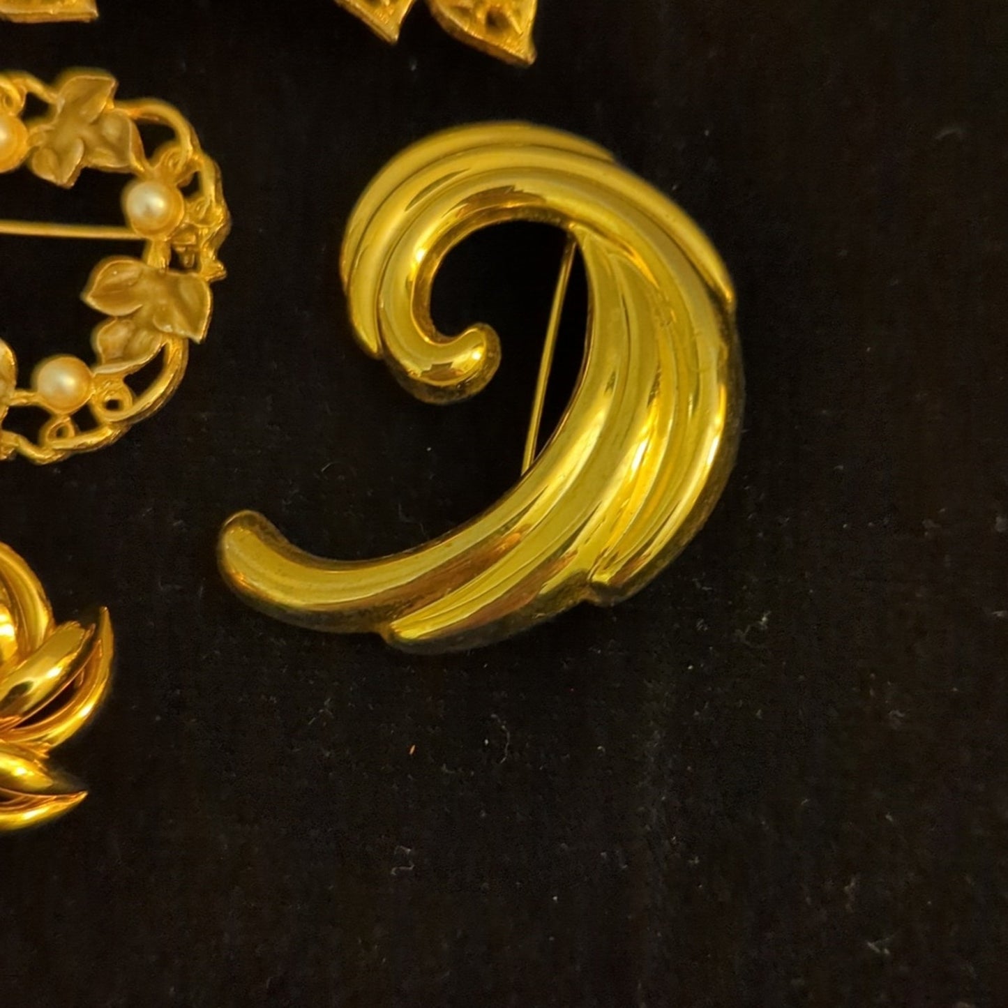 Lot of Five Vintage & Modern Gold Tone Brooches