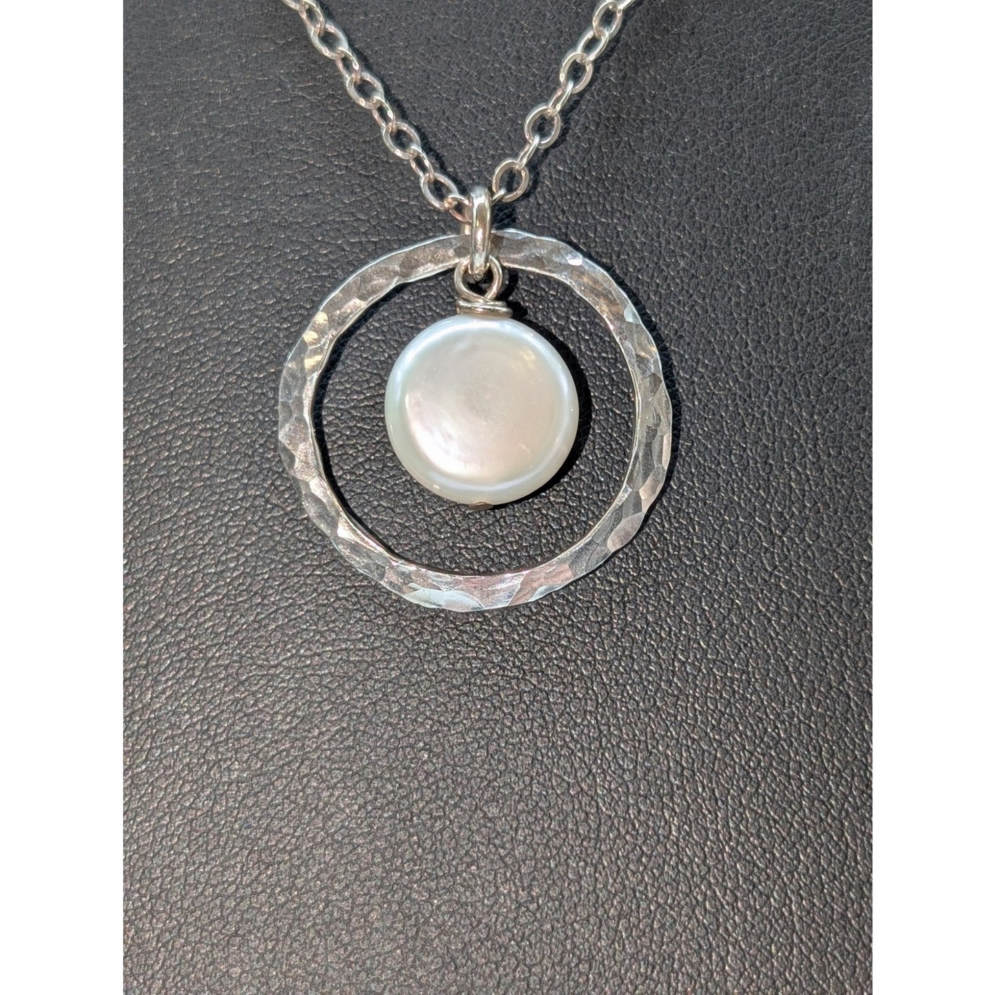 925 Sterling Silver Dangling Pearl In Hammered Circle Pendant Chain Necklace