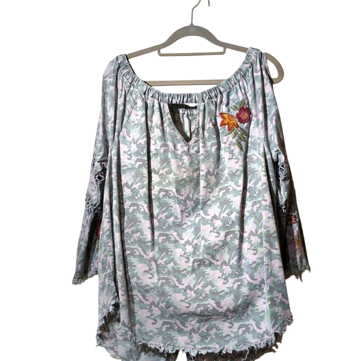 Billy T Camo Boho Embroidered Button Down Back Raw Edge Top Womens Sz M