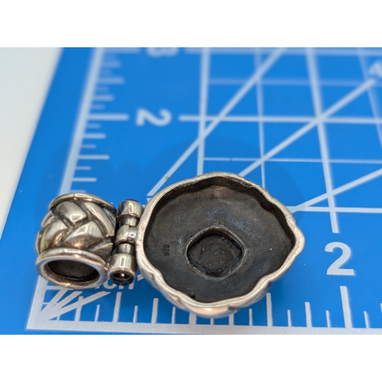 VTG 925 Sterling Silver Articulated Black Stone Embossed Cabochon Pendant (Only)