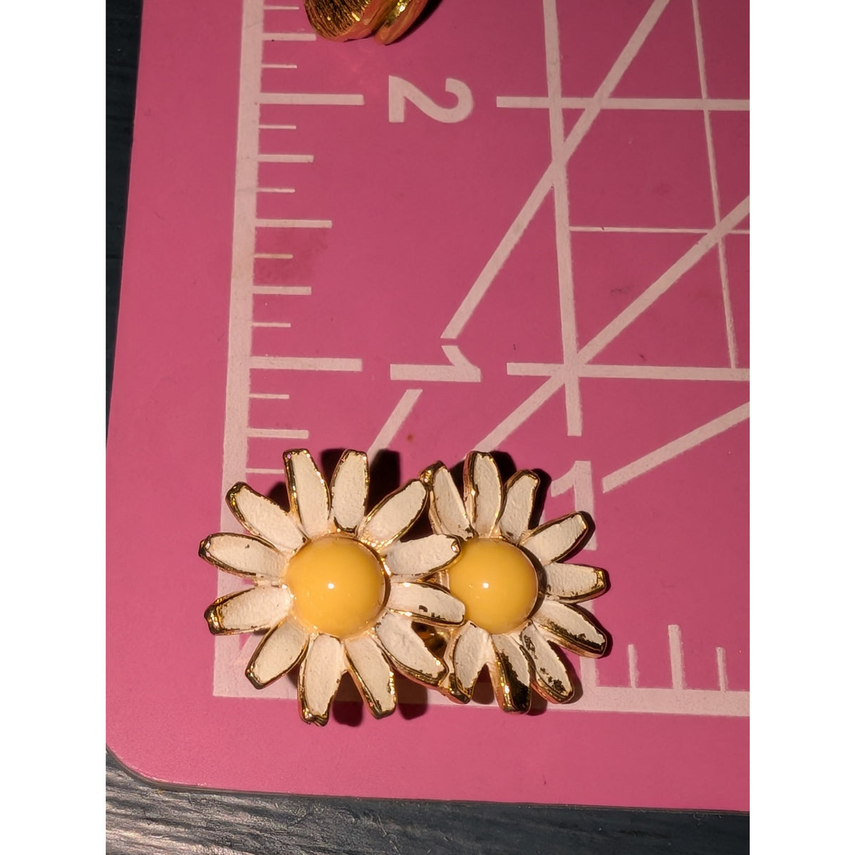 Vintage Signed Weiss Double Daisy White Enamel Yellow Middle Clip On Earrings