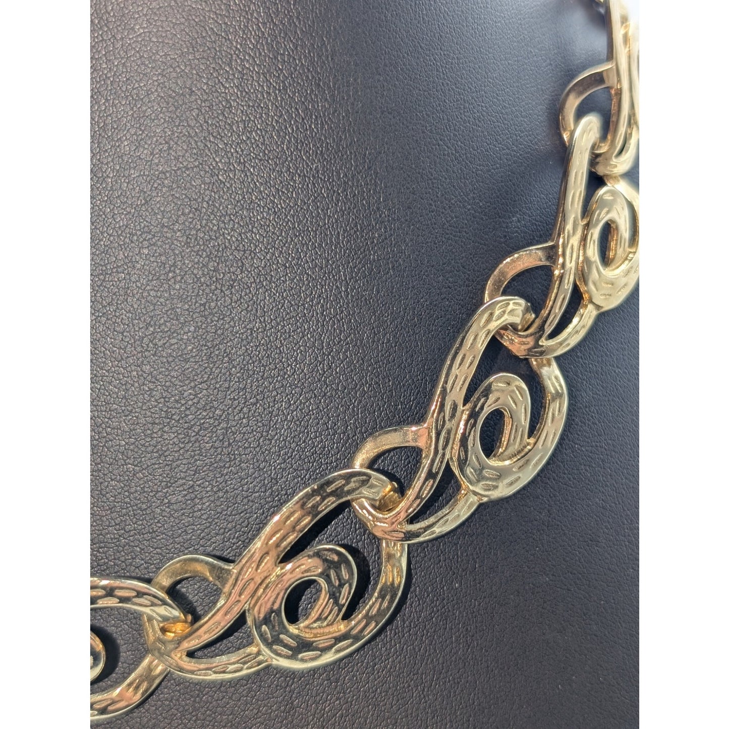 VTG Gold Tone Striated Dash Design Swirl Chain Link 17.5" Fold Over ClaspChoker