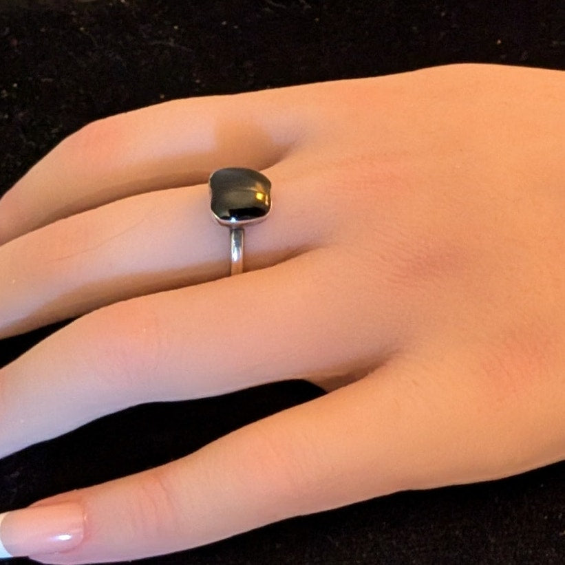 Vintage 925 Sterling Bezel Set Black Stone 'Apple' Ring Size 7.25