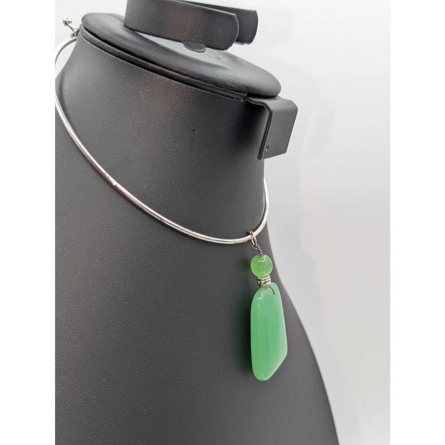 Vintage Silver Tone Wire Hook Clasp W/ Green Glass Pendant Choker Necklace
