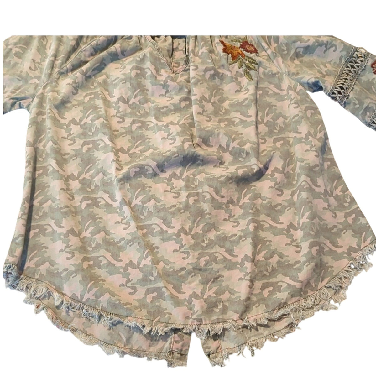 Billy T Camo Boho Embroidered Button Down Back Raw Edge Top Womens Sz M