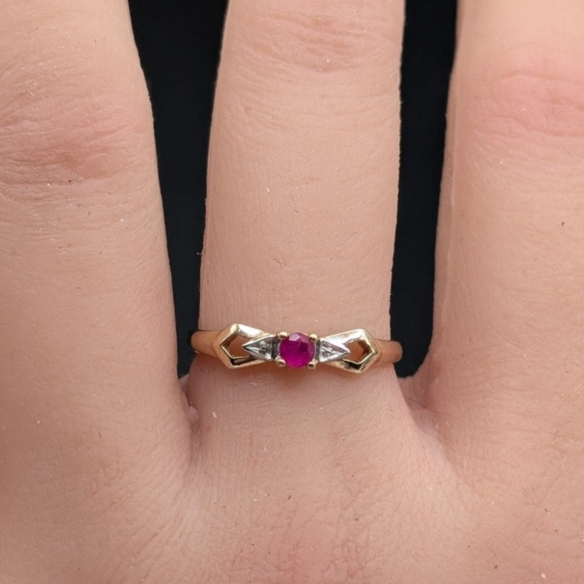 Vtg AAJ Natural Red Ruby Precious Gemstone 10K Yellow White Gold Ring Sz 6.75