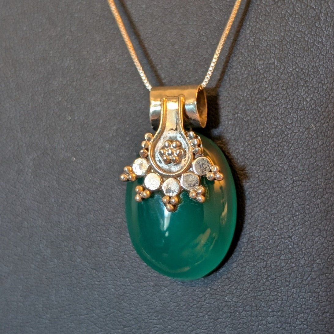 Vintage 925 Sterling Green Stone Balinese Pendant on 24" Sterling Box Chain