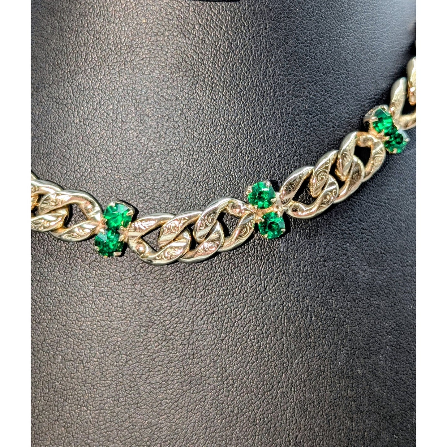 VTG Brookraft Emerald Green Rhinestone Embossed Goldtone Chain Choker Necklace