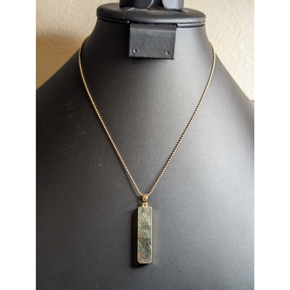 Vintage Green Stone Gold Tone Sides & Bead Ball Chain 18" Necklace