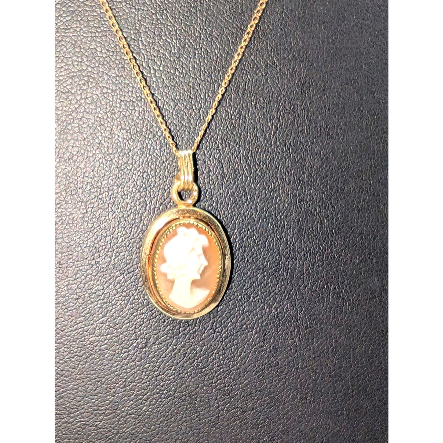 Vintage 12K Yellow Gold Filled Carved Shell Cameo Pendant 18" Necklace