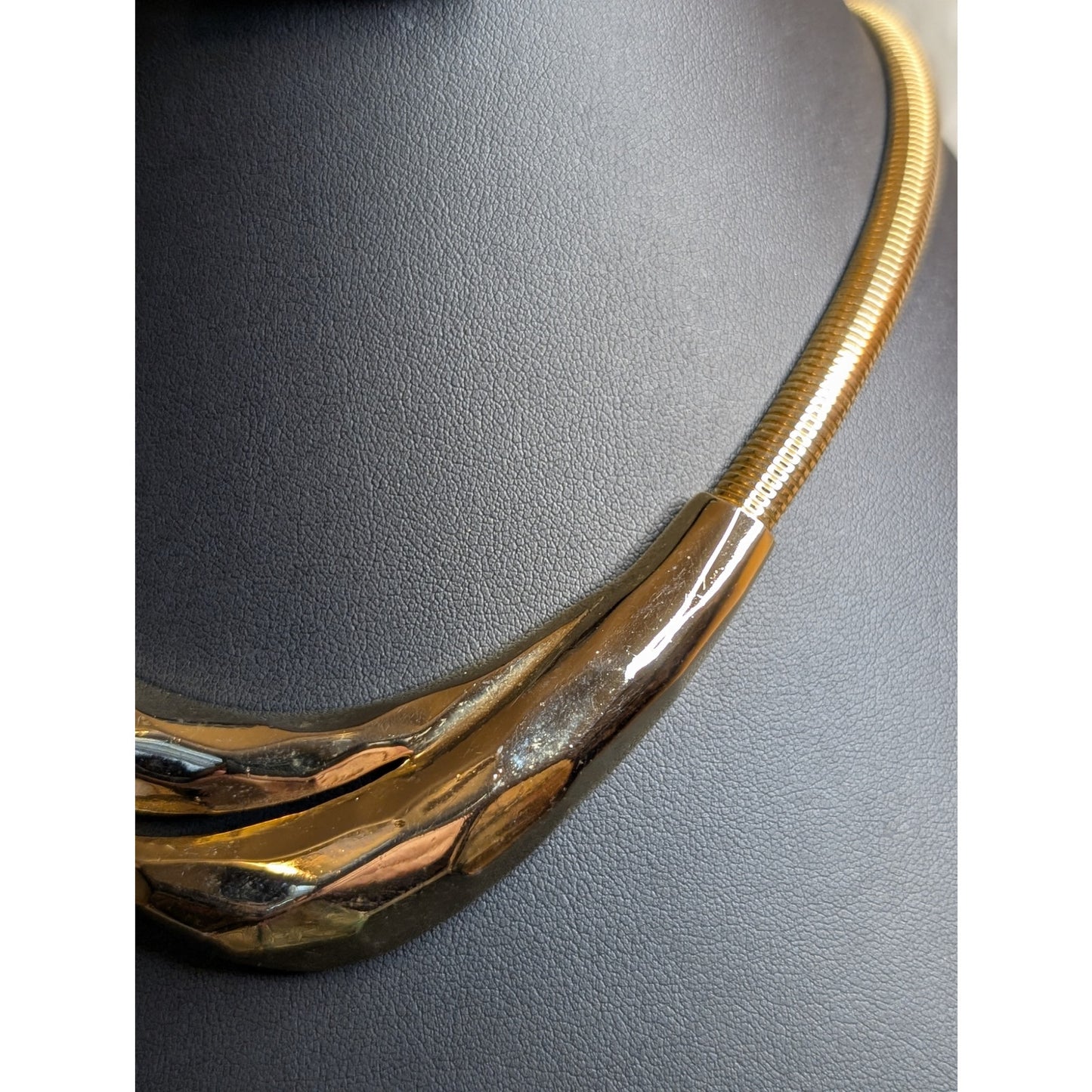 Vintage 80s Hammered Overlapping Triangle Stretchy Gold Tone Omega Necklace
