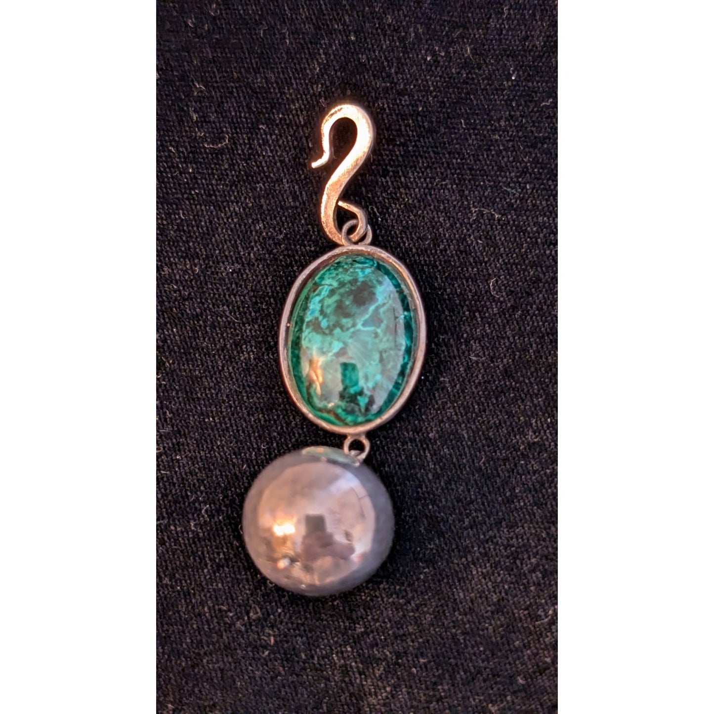 Vtg Elias Peru 925 Green Stone Bezel Set Sterling Dangling Ball Hook Pendant