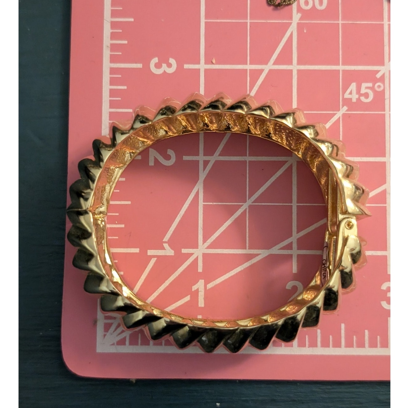 Heavy 1-1/8" Gold Tone Hinged Clamper Style Oval Bangle Bracelet