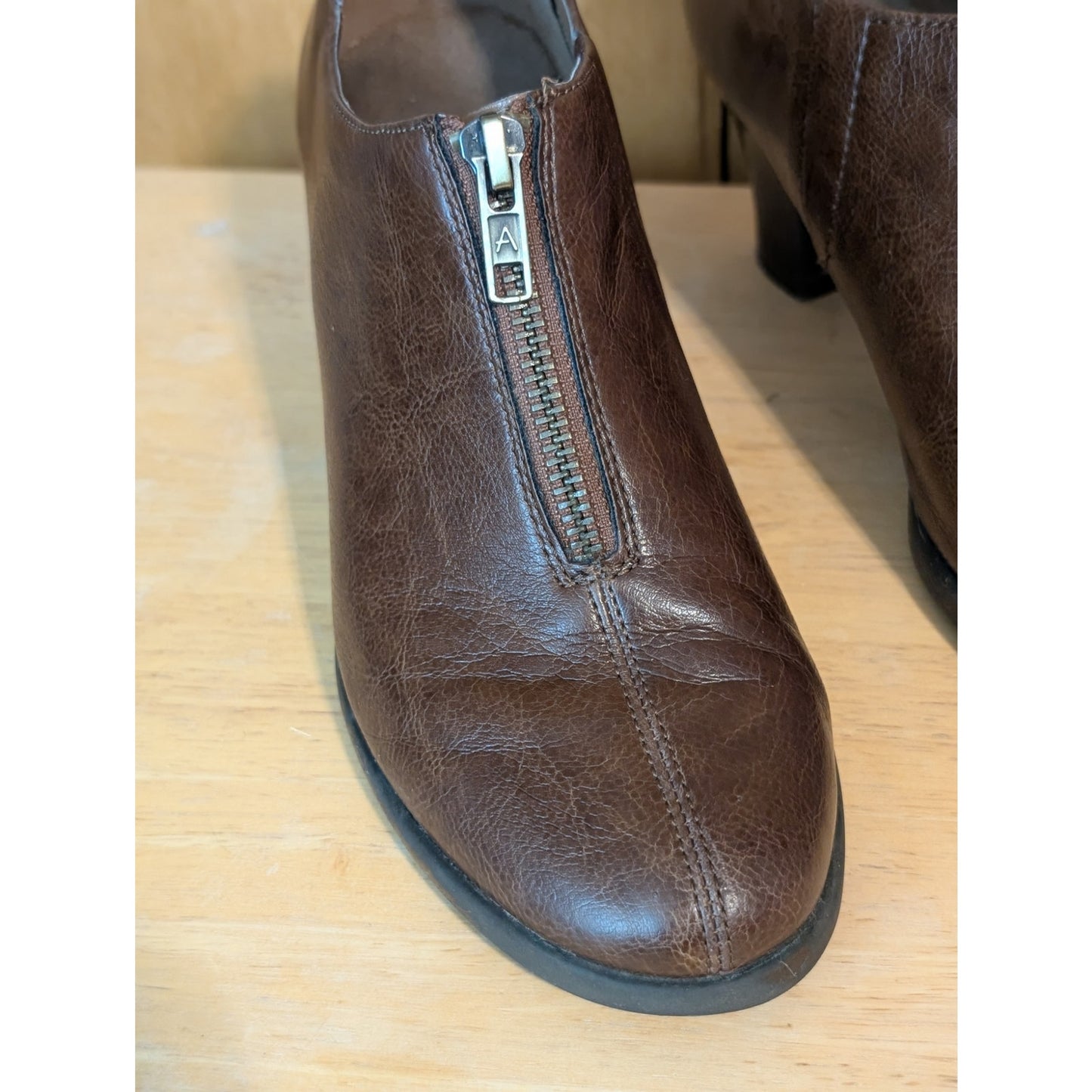 Aerosoles Heel Rest Brown Zip Front Faux Leather Ankle Boot Shoe Women's Size 8