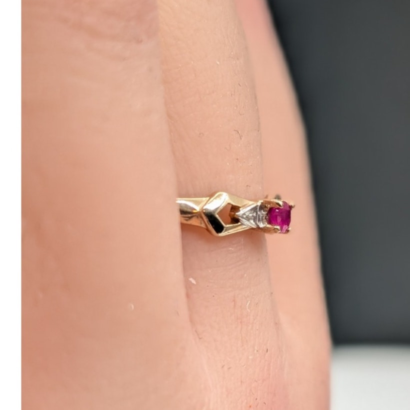 Vtg AAJ Natural Red Ruby Precious Gemstone 10K Yellow White Gold Ring Sz 6.75