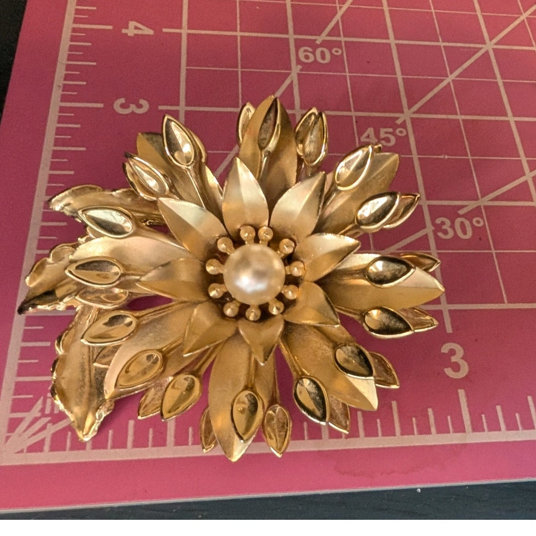 Vintage 60s 70s Brushed Gold Tone Faux Pearl 3D Flower Brooch