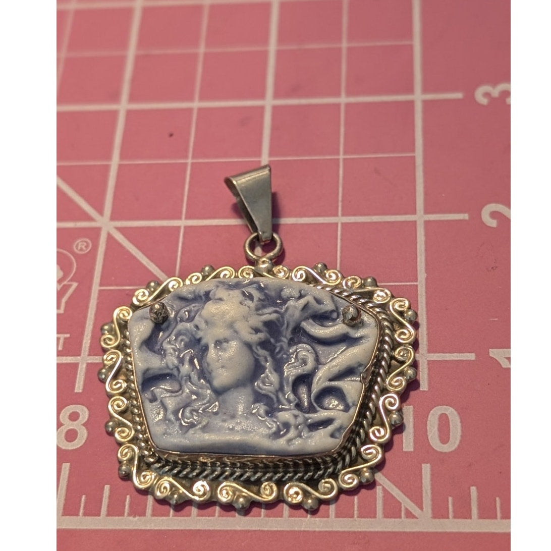 Vtg Carved Shell Tested Sterling Scrolling Filigree Rope Detail Setting Pendant