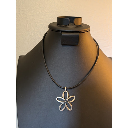 Rare Retired James Avery Sterling Silver Open Daisy Flower Pendant Cord Necklace