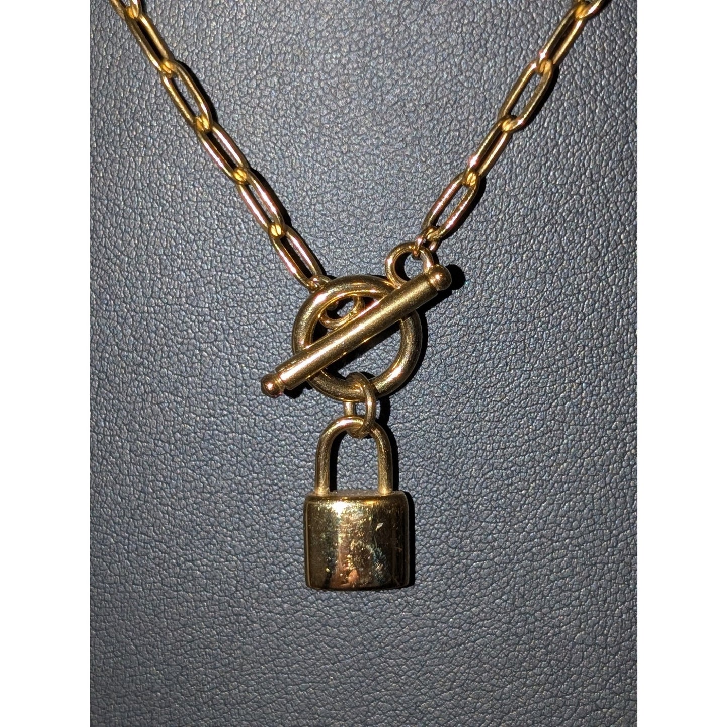 Gold Tone Paper Clip Lock Pendant Toggle Clasp 17.5" Necklace