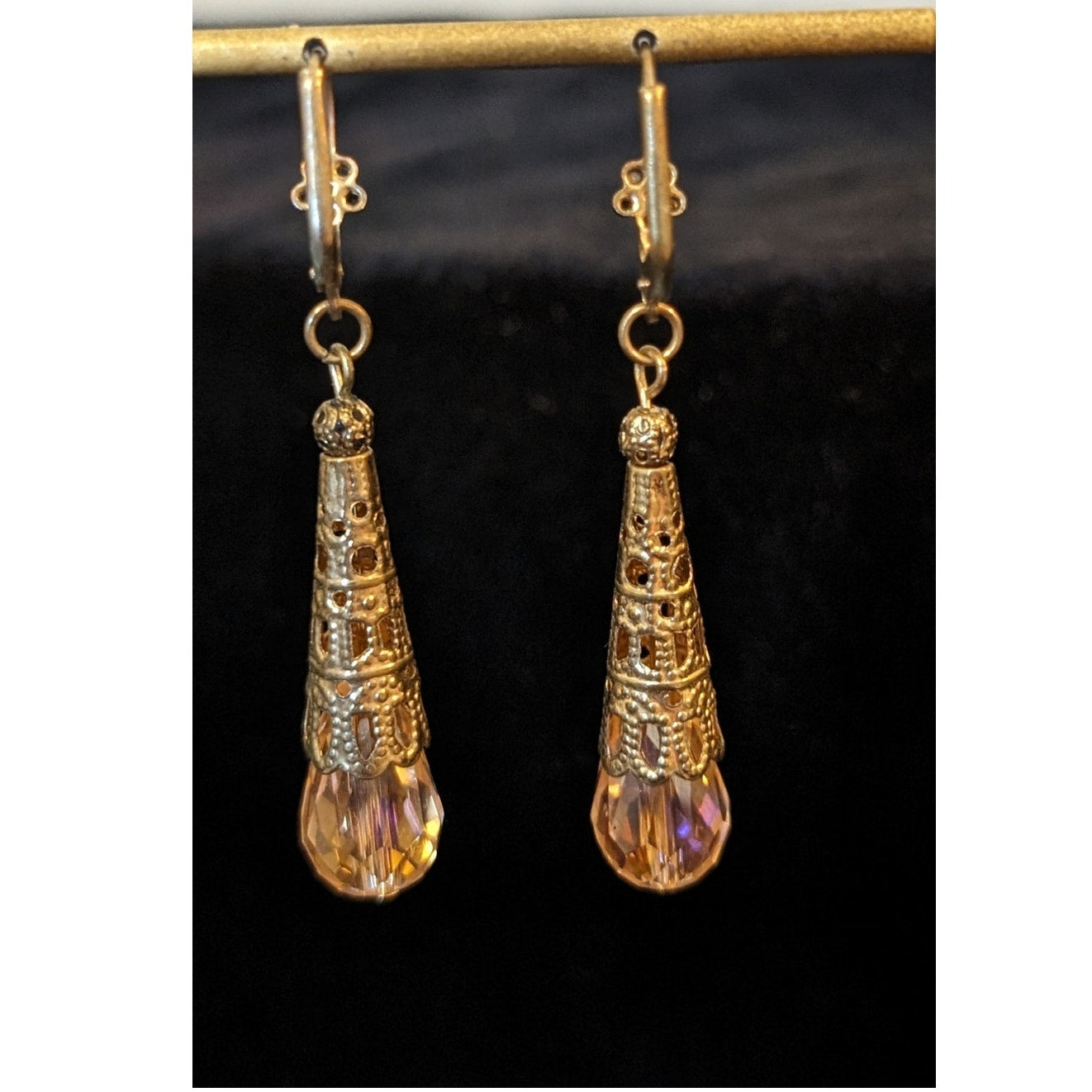 Vtg Peach/Pink Crystal Gold Tone Filigree Teardrop Dangle Lever Back Earrings
