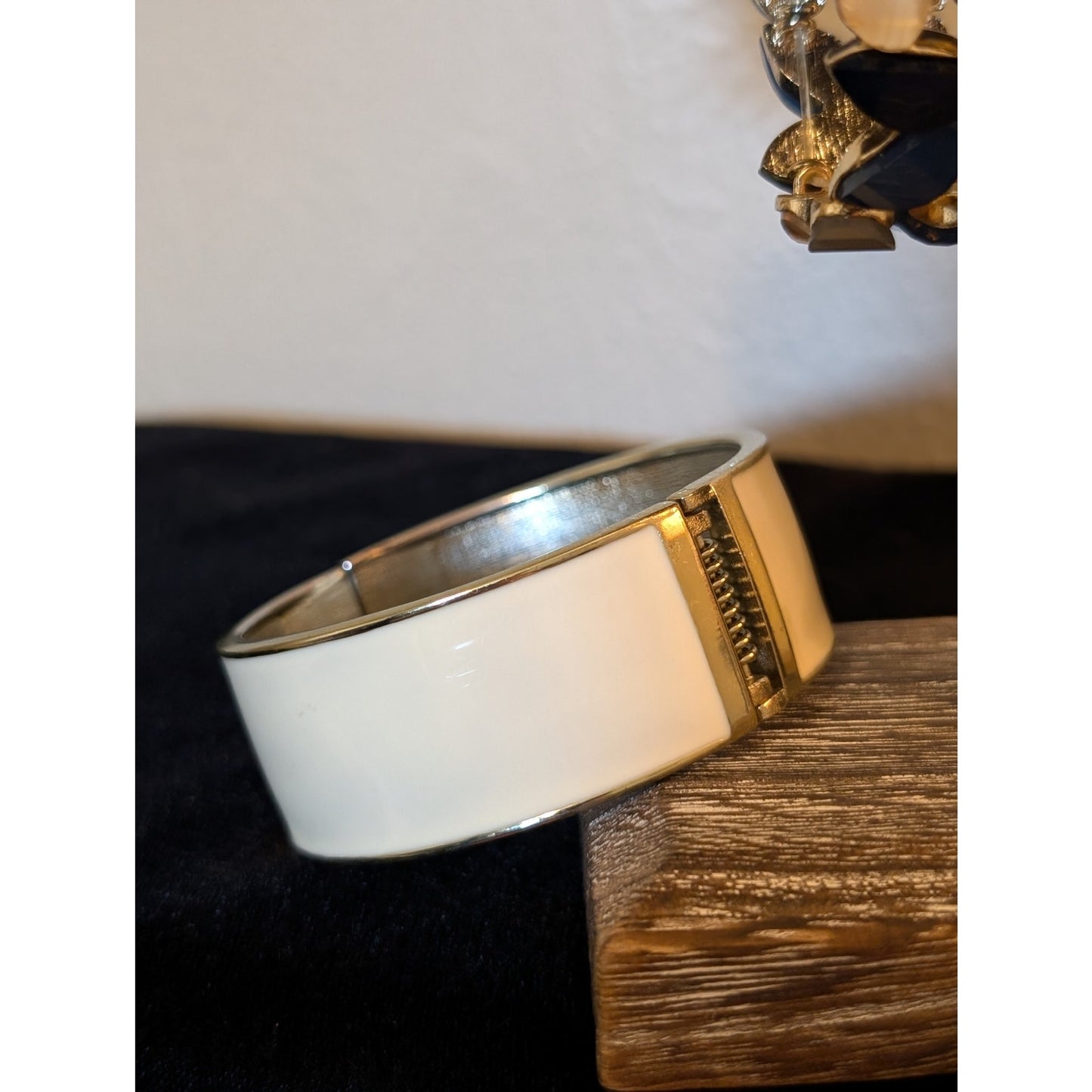Cream Enamel Clamper Bangle & Carved Bead Stretch Bracelet Lot