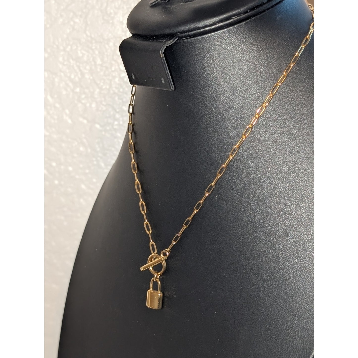 Gold Tone Paper Clip Lock Pendant Toggle Clasp 17.5" Necklace