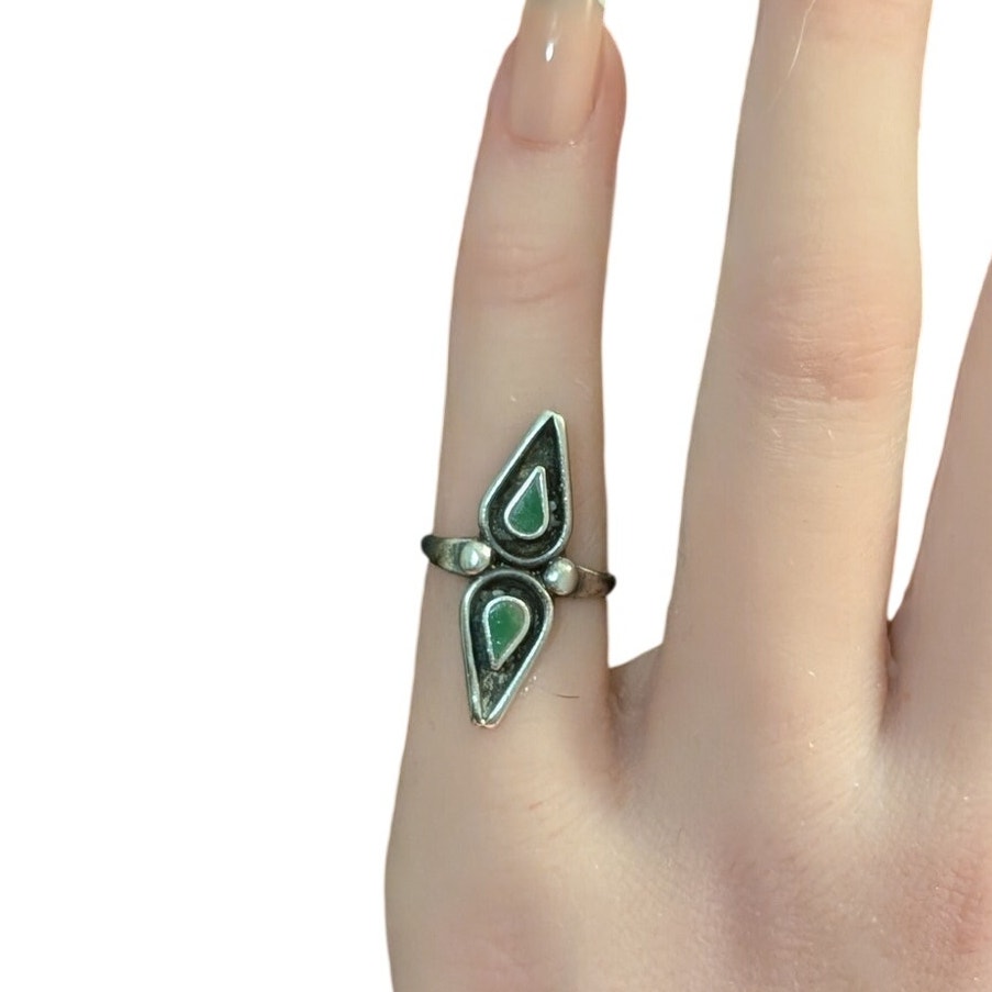 Vintage Sterling Two Green Bezel Set Teardrop Stones Elongated Stone Ring Sz 3.5