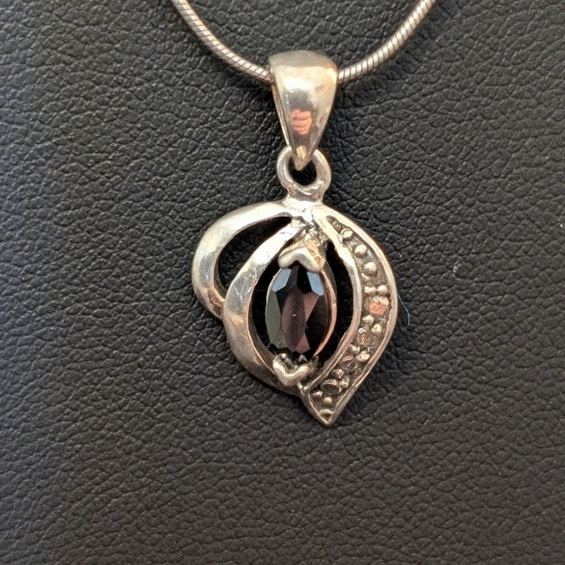 VTG 925 Sterling Silver Faceted Black/Navy Marquis Cut Crystal Pendant Necklace