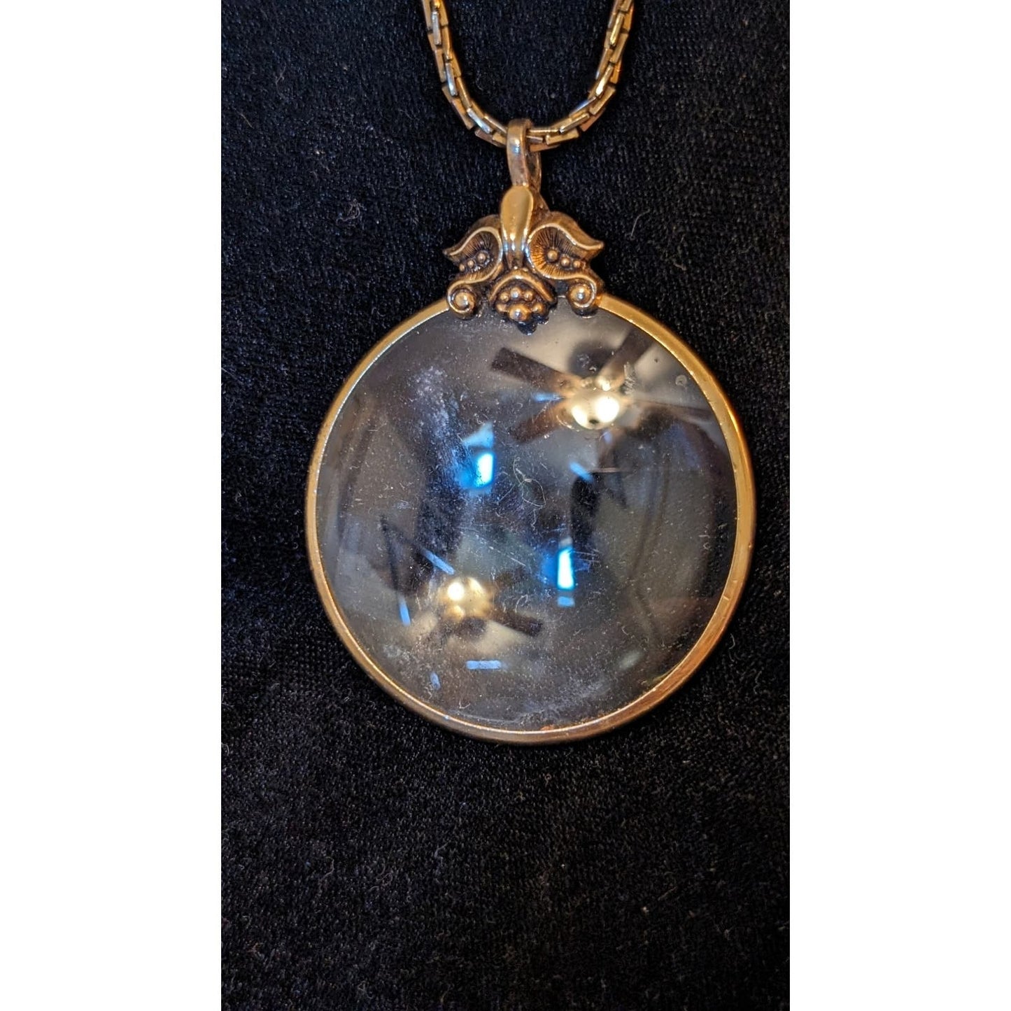 Vintage 1976 Signed Avon Magnifying Glass Pendant Necklace on 30" Monet Chain