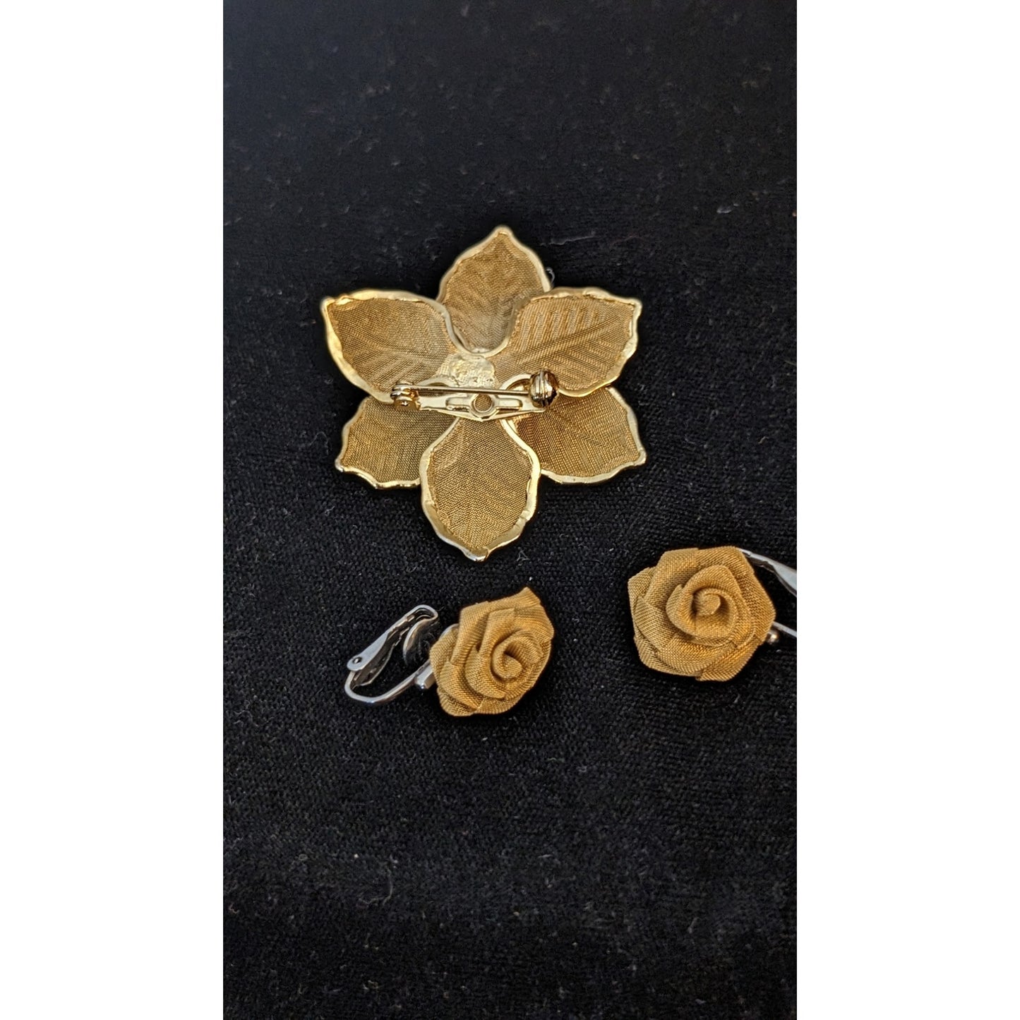 Vintage 1970s Gold Tone Mesh Wire Rose Brooch & Matching Clip On Earrings