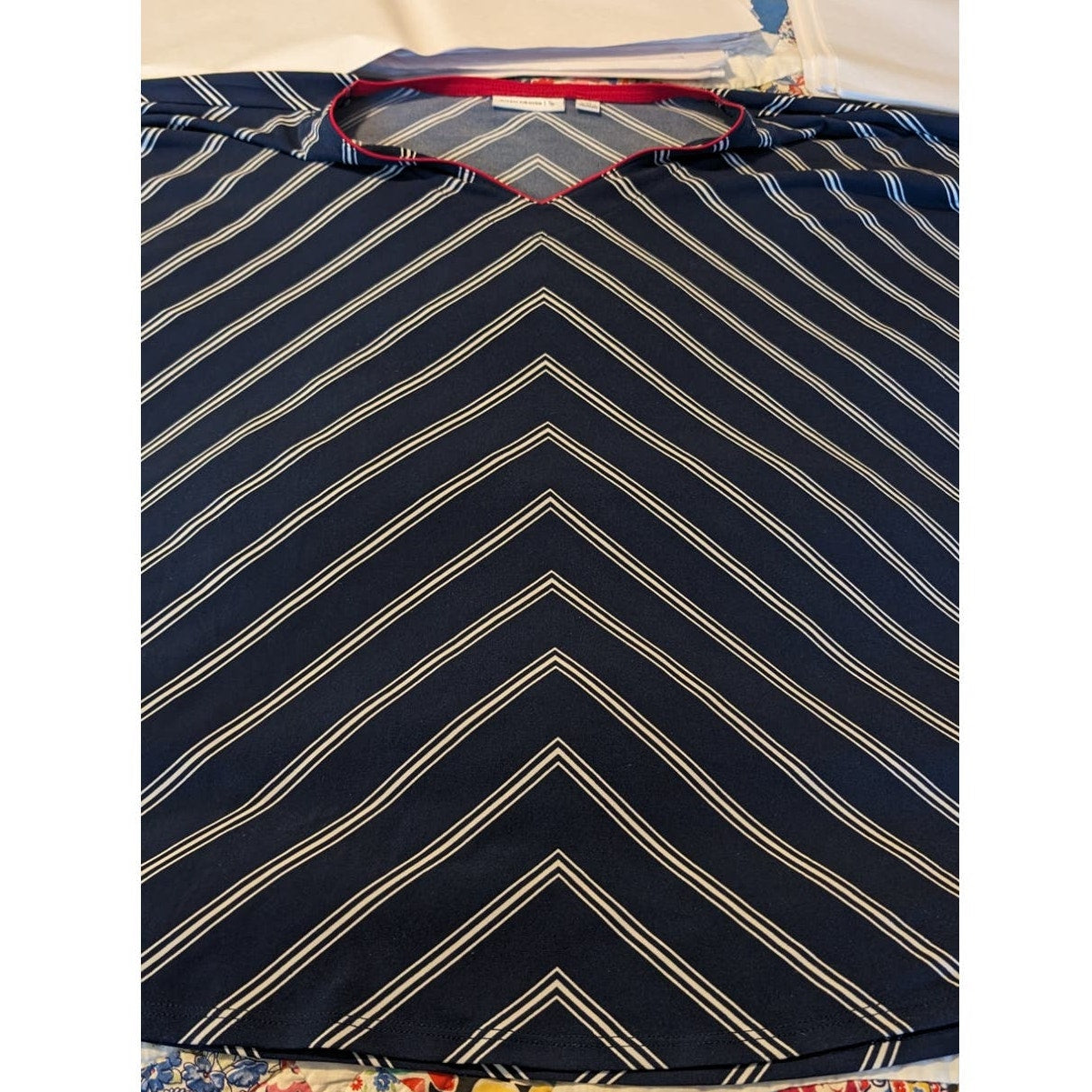Susan Graver Navy Chevron Liquid Knit V-Neck Scarf Top Womens Sz XS