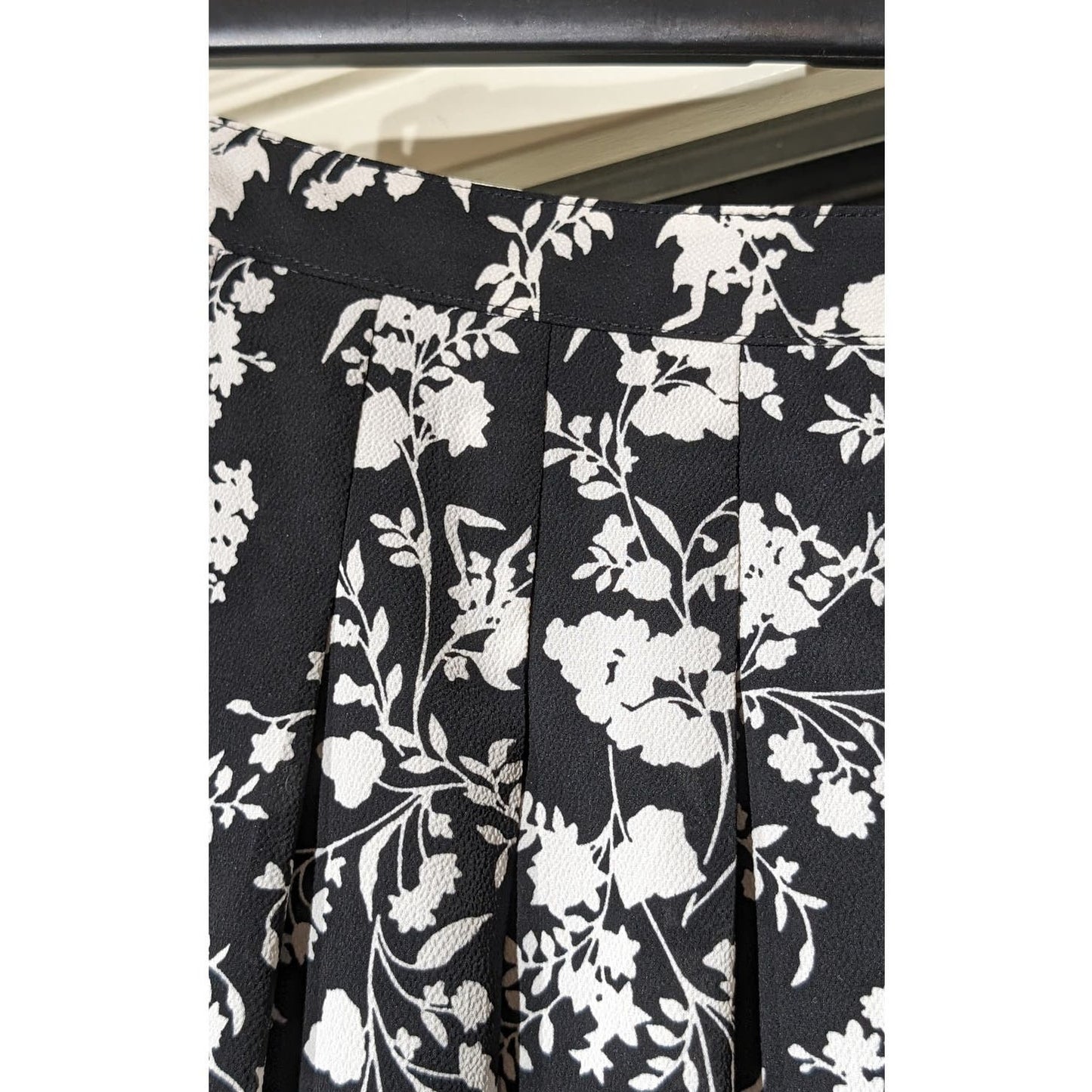 Talbots Fully Lined Black Floral A-Line Swing Skirt Womens Sz S (4) 34" Waist