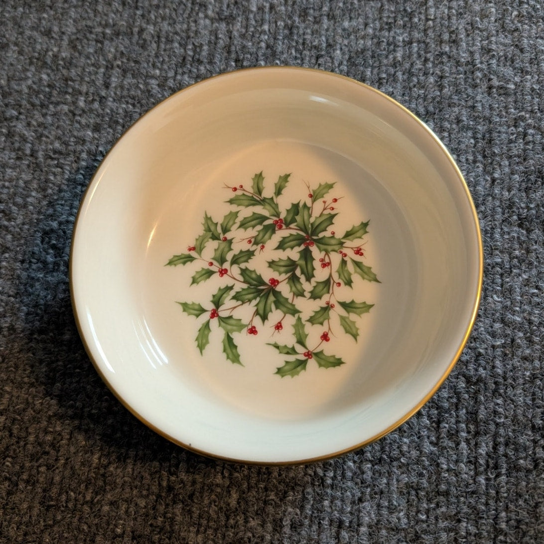 Lenox Special Holly & Berry Holiday Ivory Bowl W/ Gold Rim